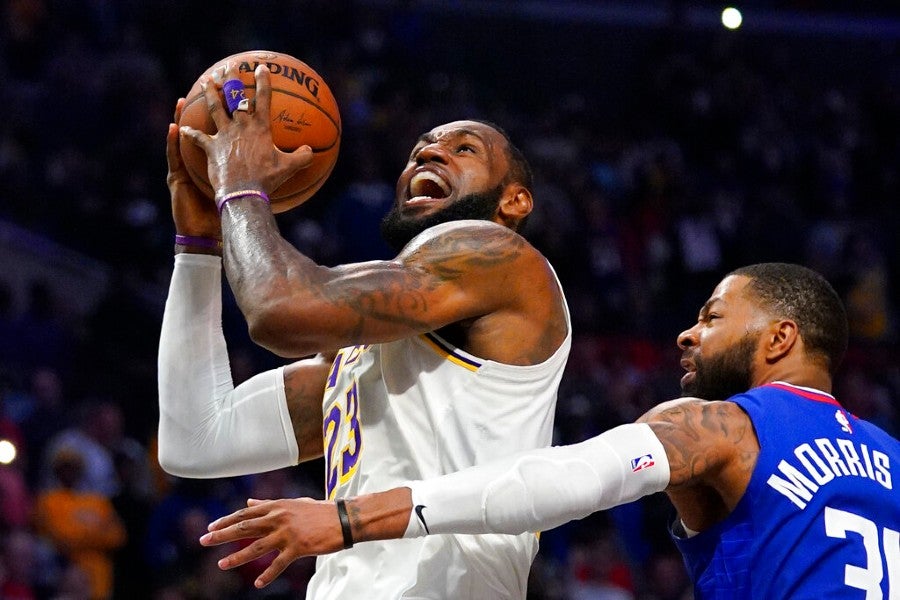 Lebron James durante un partido con los Lakers