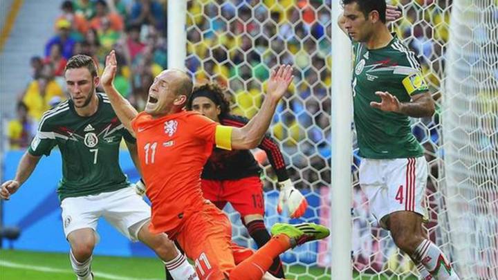 Arjen Robben en la famosa jugada del #NoEraPenal