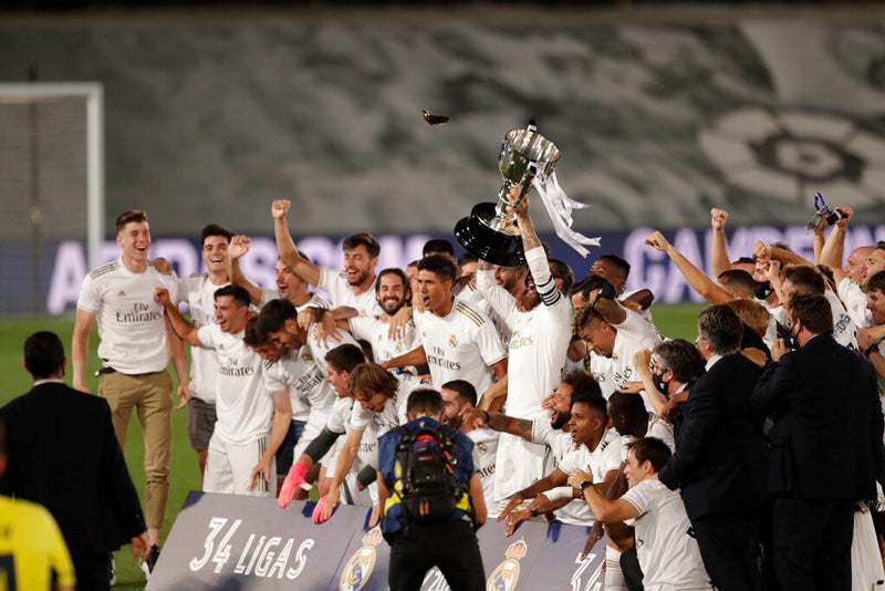 Los jugadores merengues alzan el trofeo de la Liga