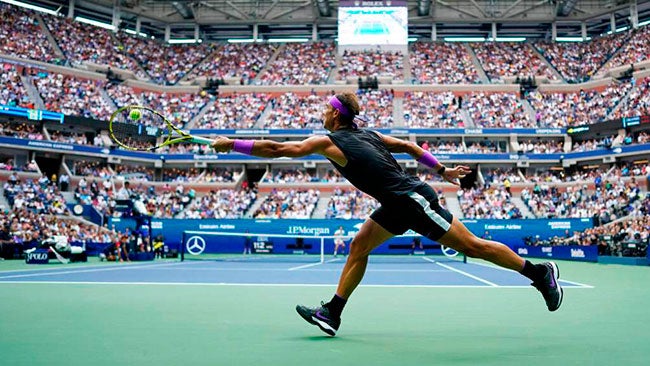 Nadal busca una pelota en el Us Open 2019