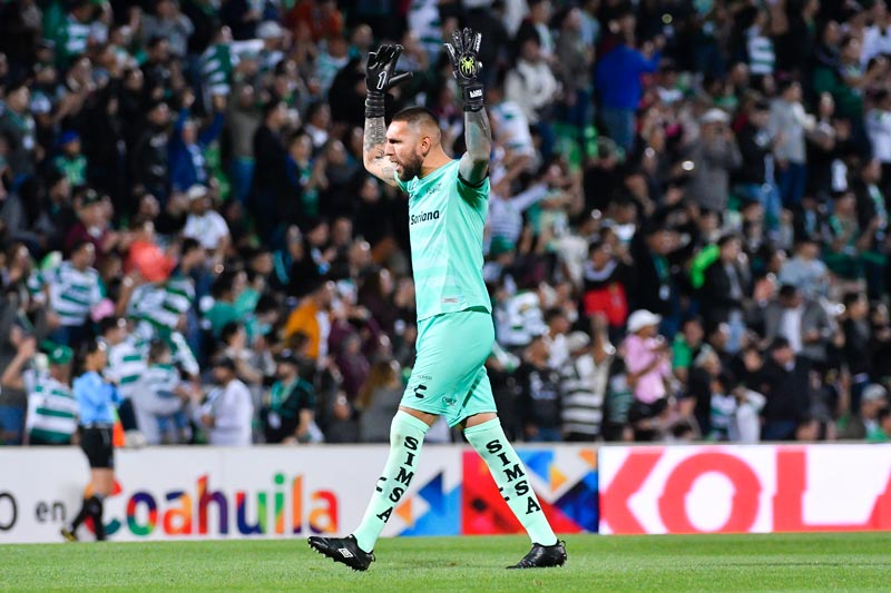 El portero celebra un gol 