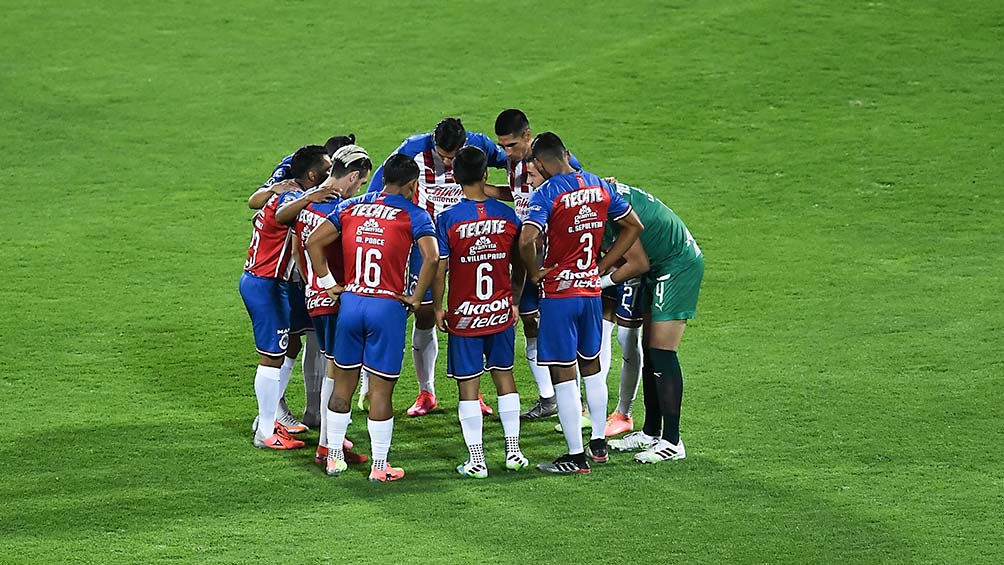 Jugadores de Chivas se reúnen previo a un juego