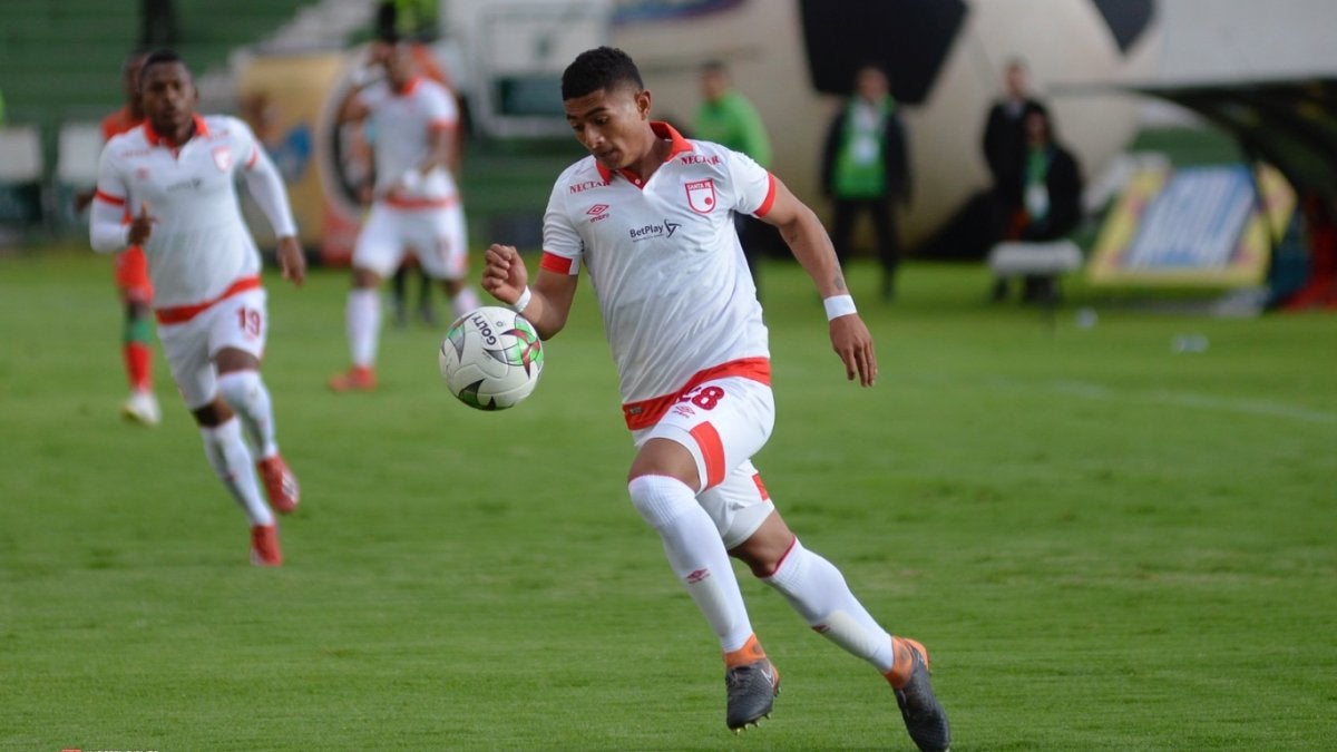 Herrera controla el balón en un juego del Independiente