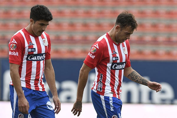 Jugadores de San Luis se lamentan en un partido 