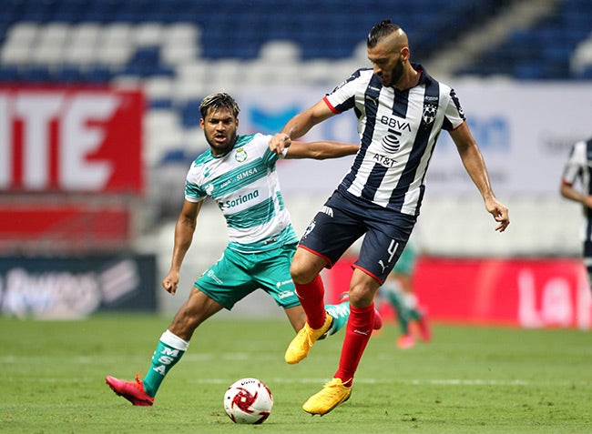 Nico Sánchez maneja el balón en un juego de Monterrey