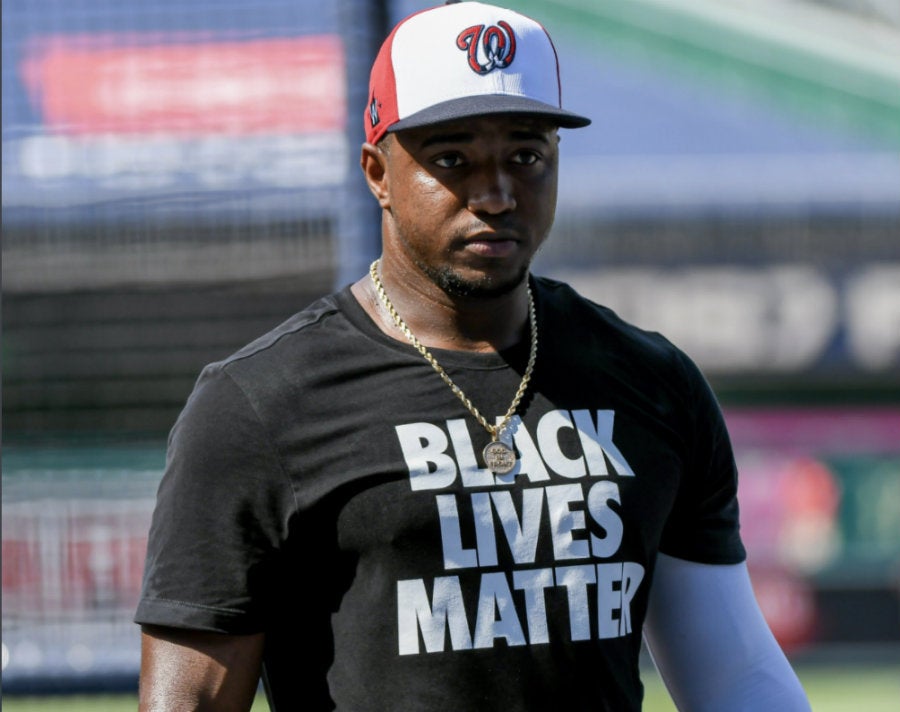 Víctor Robles de Nationals con la playera de Black Lives Matter