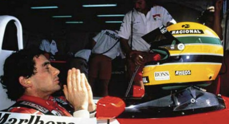 Ayrton Senna rezando antes de una carrera con McLaren 