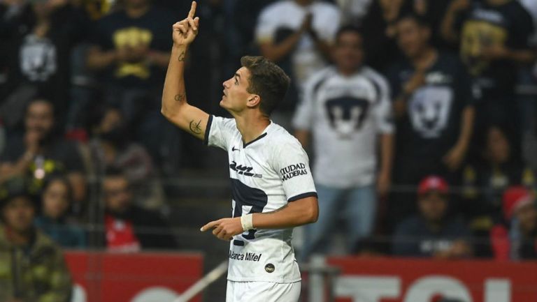 Dinenno festejando una anotación con Pumas 