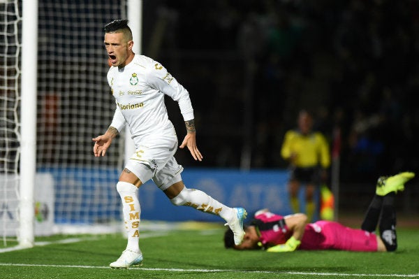 Brian Lozano durante un partido de los Guerreros