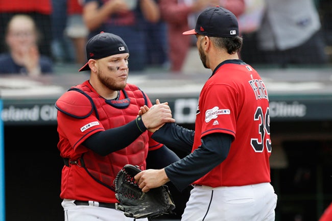 Pérez se saluda con un compañero en un juego de los Indians