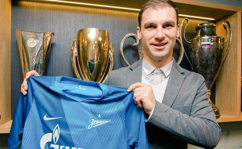 Branislav Ivanovic en su presentación con el Zenit