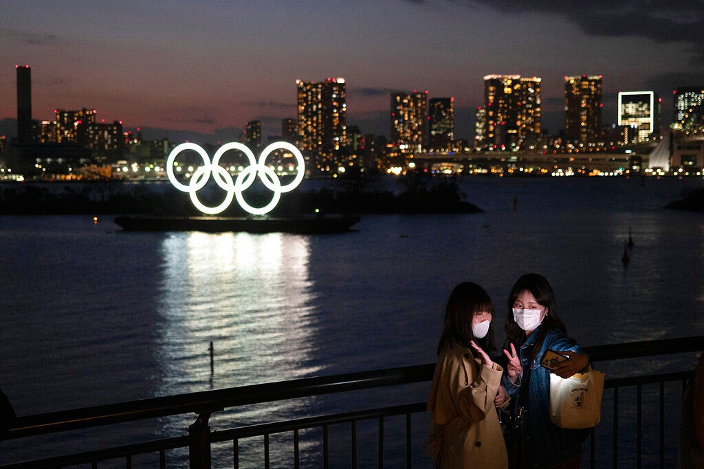 Anillos Olímpicos en una bahía de Tokio 