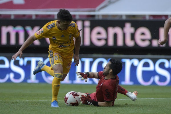 Leo Fernández en acción con Tigres 