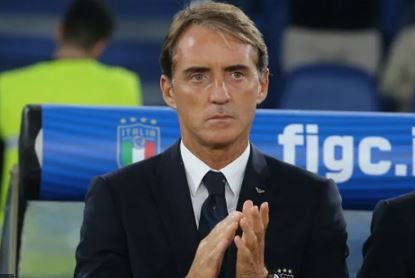 Roberto Mancini aplaude previo al arranque de un juego