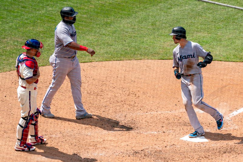 Brian Anderson hace una carrera contra Phillies