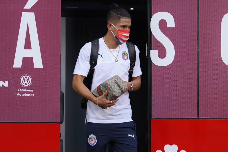 Uriel Antuna llegando a un partido de Chivas