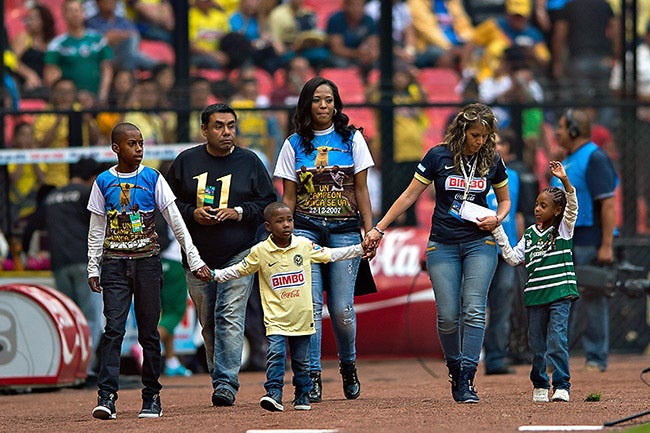 Viuda e hijos de Benítez durante el homenaje en el Estadio Azteca