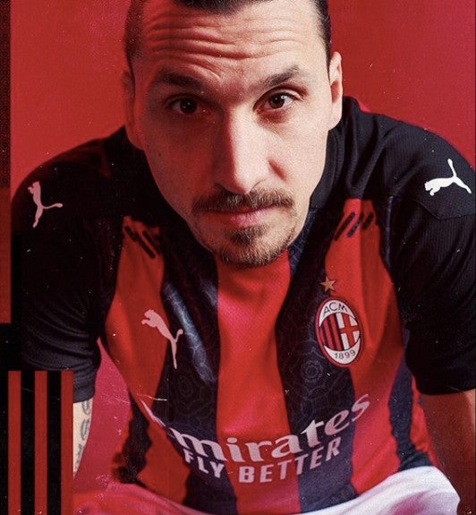 Ibra con el nuevo uniforme de Milan 