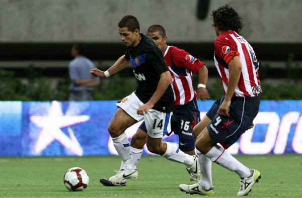 Javier Hernández en el partido entre Chivas y Manchester United