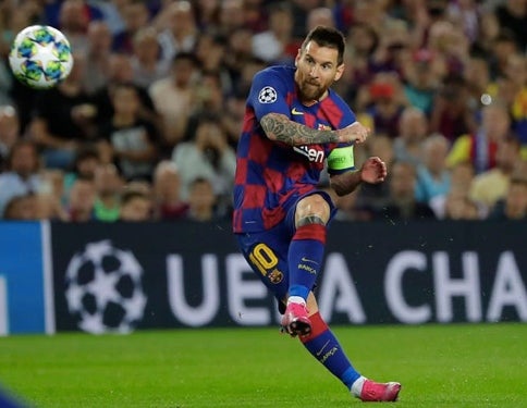 Messi ejecutando un tiro libre 