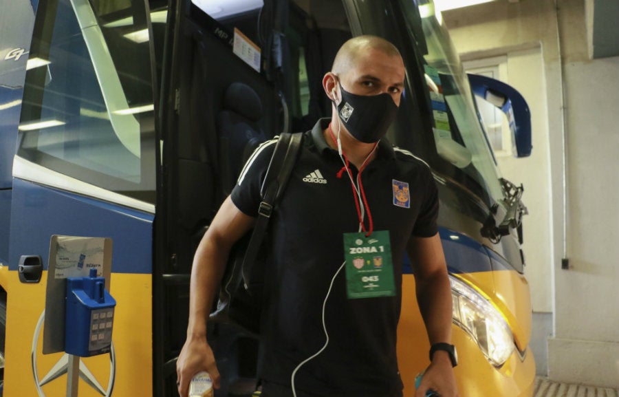 Jorge Torres Nilo arriba al Estadio Victoria con cubrebocas