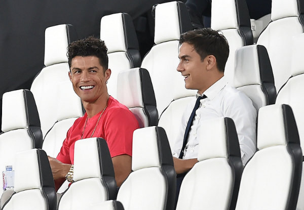 Cristiano y Dybala en la tribuna del Allianz Stadium