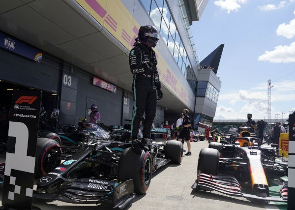 Lewis Hamilton en su Mercedes tras la carrera