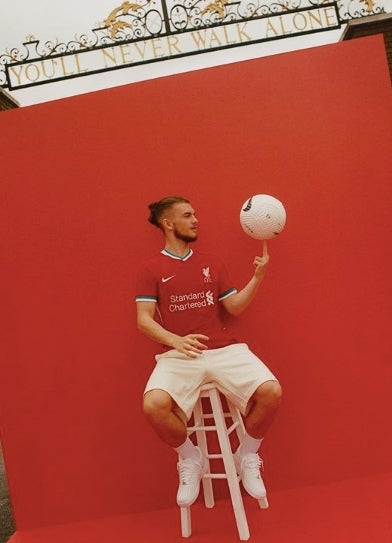 Harvey Elliot posando con el nuevo uniforme 