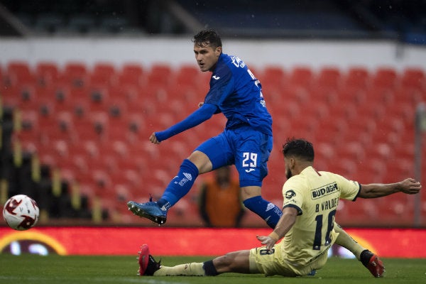 Santi Giménez en acción con Cruz Azul