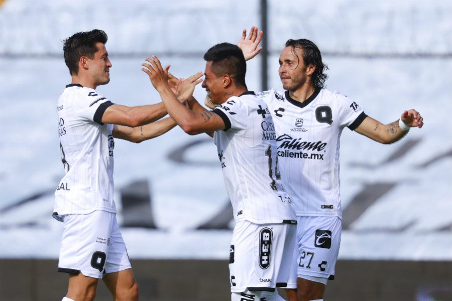 Jugadores del Querétaro celebran gol de Omar Islas