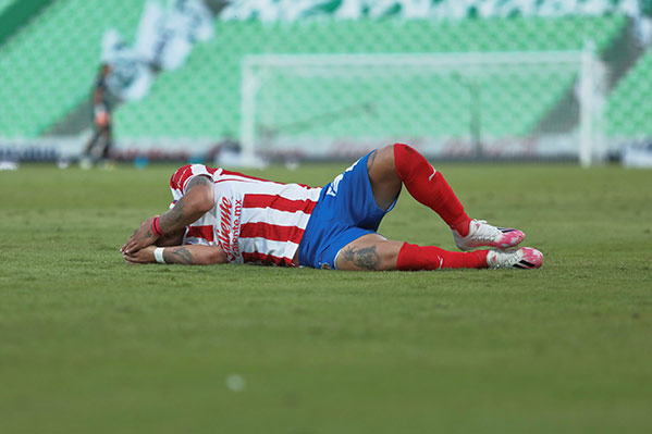 Calderón, recostado en el pasto durante el partido contra Santos