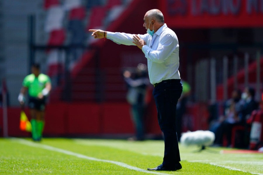 Memo Vázquez dando indicaciones en el Nemesio Diez