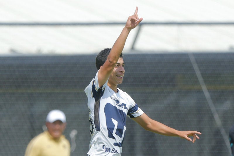 Erik Lira en festejo de gol