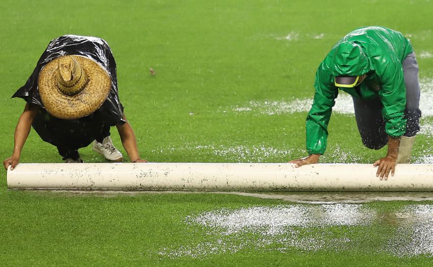 Trabajadores arreglan el campo del Estadio León