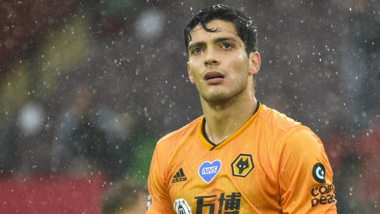 Raúl Jiménez en juego con el Wolverhampton