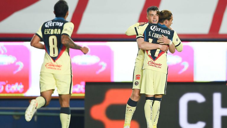 Jugadores de América celebran el gol de la victoria 