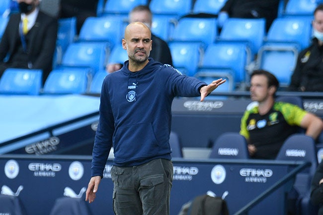 Guardiola da indicaciones en un juego del Manchester City