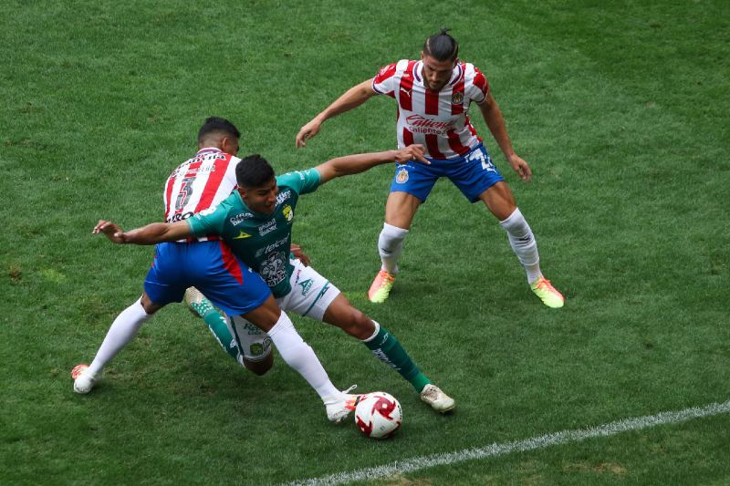 Tiba y Mier en el juego ante León