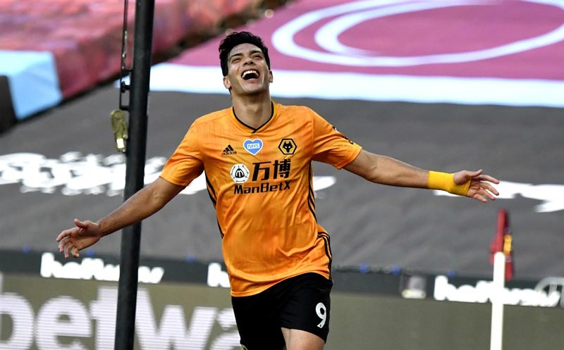 El mexicano celebrando su gol con Wolves