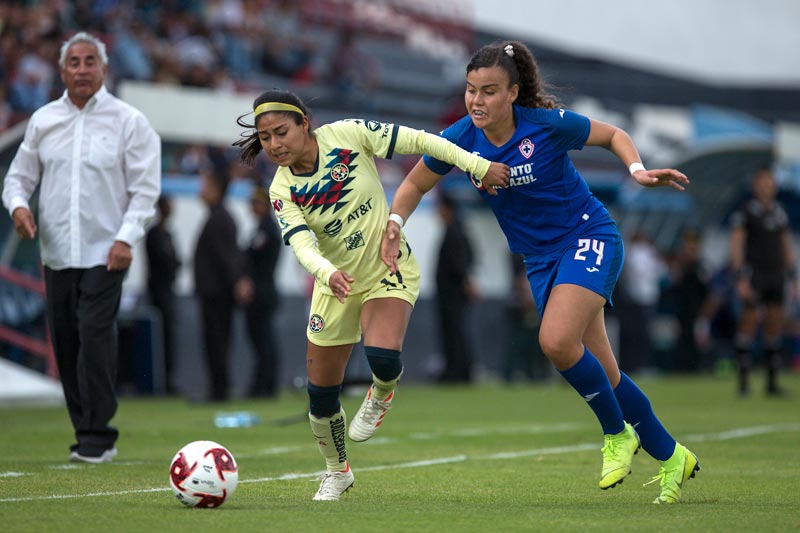 Eleisa Santos y Alejandra Curiel disputando el balón