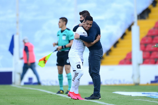 Omar Islas abraza a Alex Diego