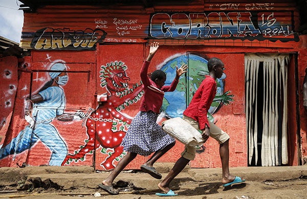 Jóvenes caminan por una calle en Kenia