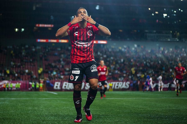 Camilo Sanvezzo en acción con Xolos