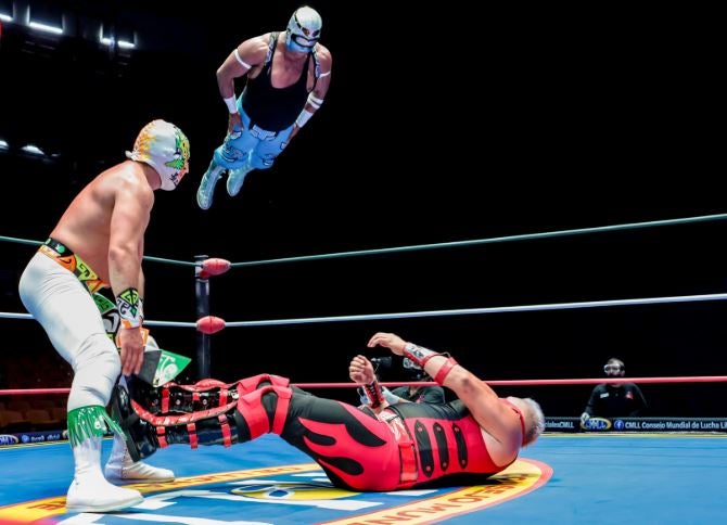 Los aficionados eligen combates de lucha libre en la nueva normalidad - Más  Lucha