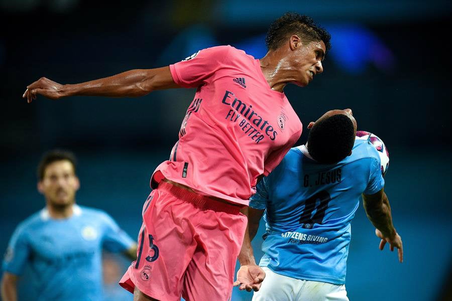 Raphael Varane en juego ante el City