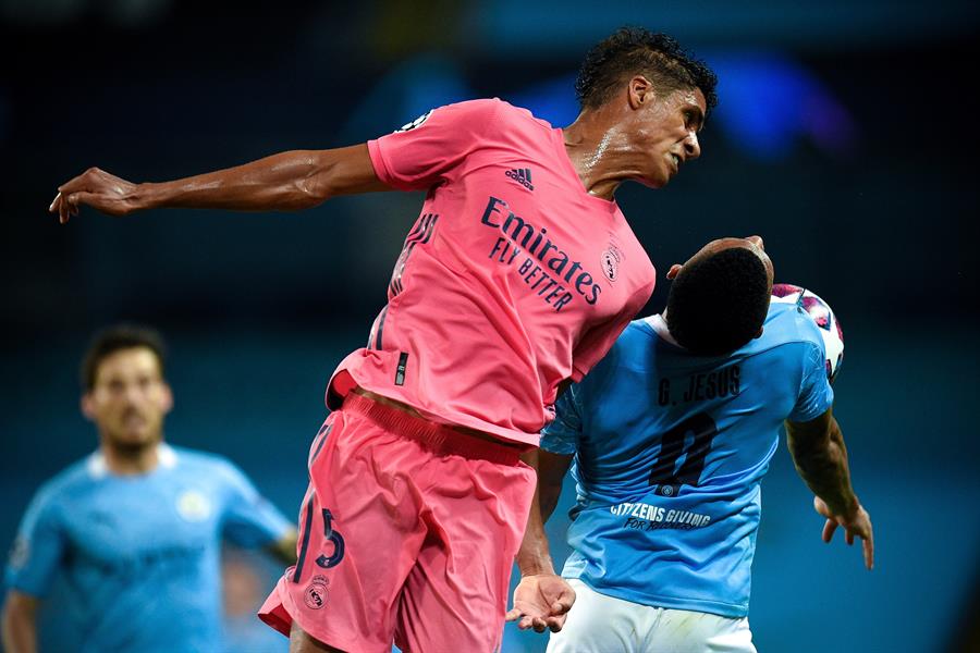 Raphael Varane saca un centro del rival