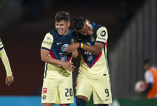 Martínez festeja un gol junto a Richard Sánchez