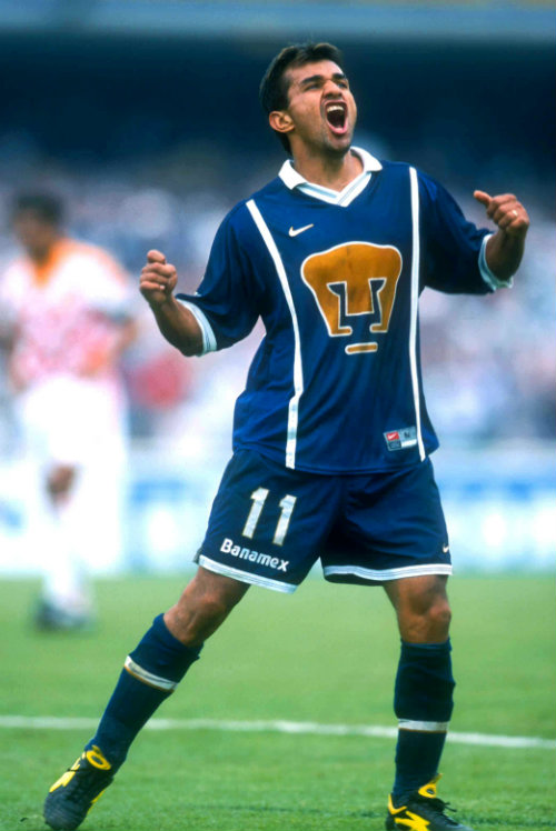 Jesús Olalde celebra un gol con la UNAM