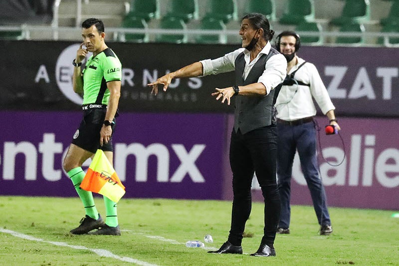 Palencia da instrucciones en el Mazatlán vs Toluca 