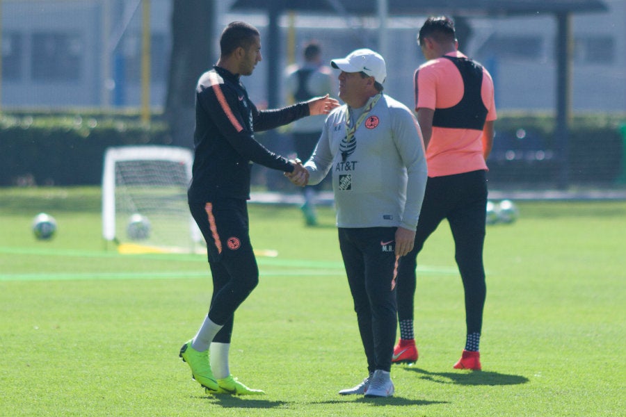 Cecilio Domínguez y Miguel Herrera en entrenamiento de América